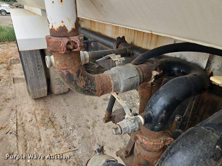 image for item EI3991 1988 Mack water truck