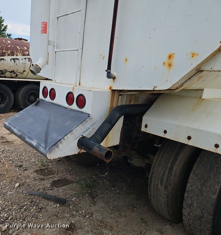 image for item EI3991 1988 Mack water truck