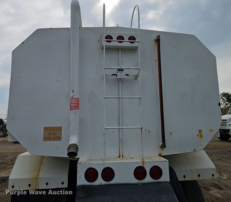 image for item EI3991 1988 Mack water truck