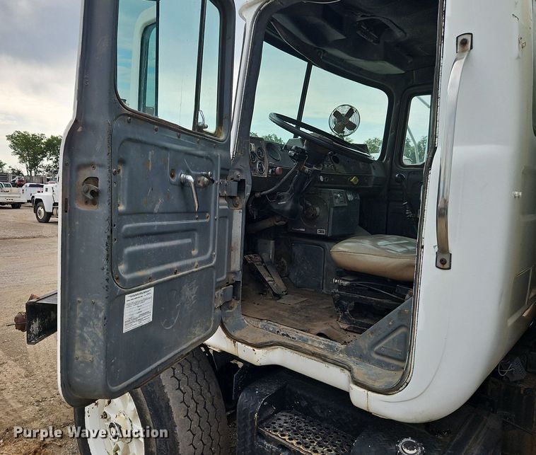 image for item EI3991 1988 Mack water truck