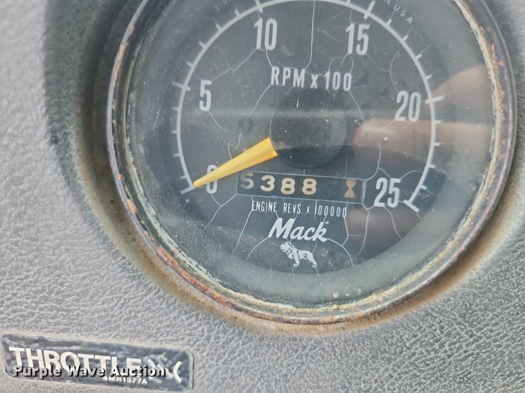 image for item EI3991 1988 Mack water truck