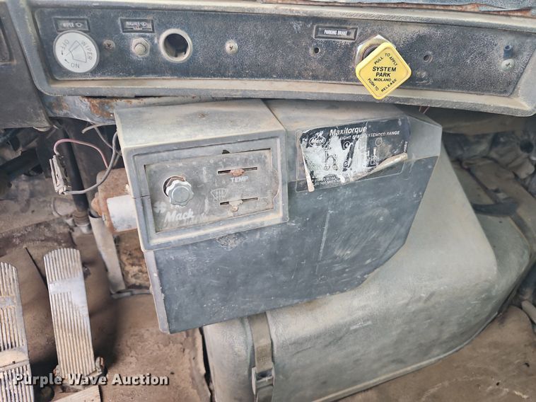 image for item EI3991 1988 Mack water truck