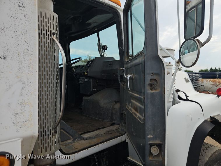 image for item EI3991 1988 Mack water truck