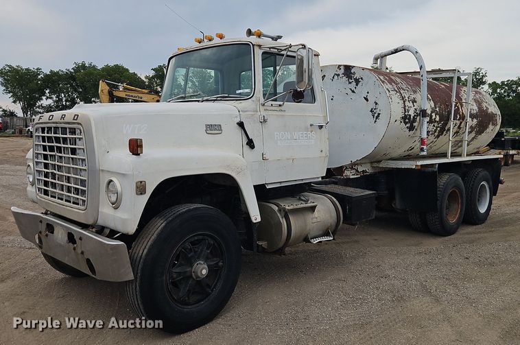image for item EI3992 1978 Ford  9000 water truck