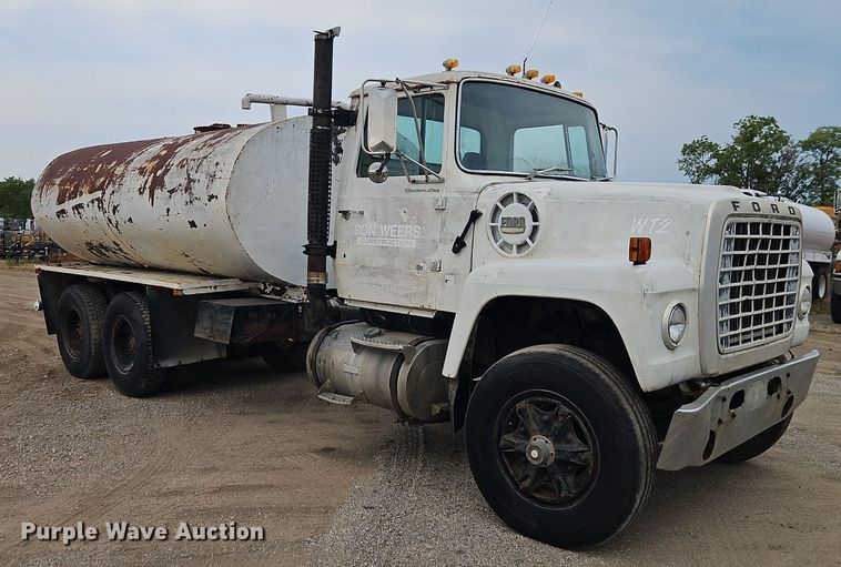 image for item EI3992 1978 Ford  9000 water truck