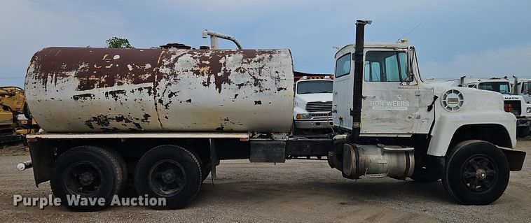 image for item EI3992 1978 Ford  9000 water truck