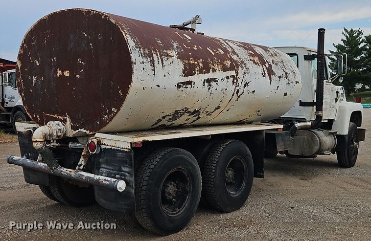 image for item EI3992 1978 Ford  9000 water truck