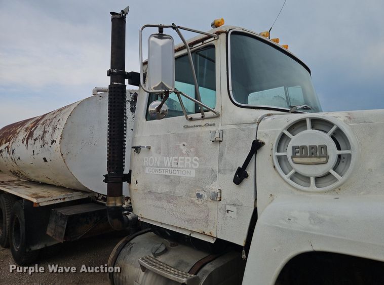 image for item EI3992 1978 Ford  9000 water truck