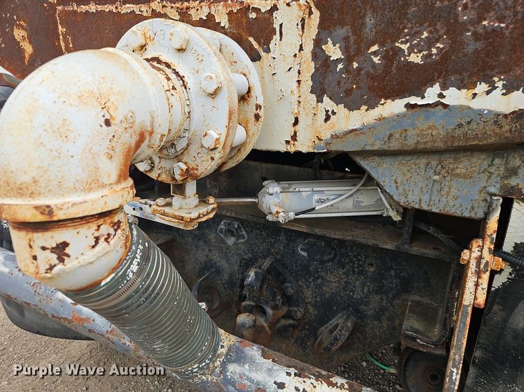 image for item EI3992 1978 Ford  9000 water truck