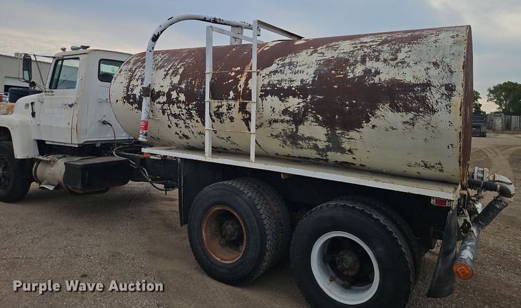 image for item EI3992 1978 Ford  9000 water truck