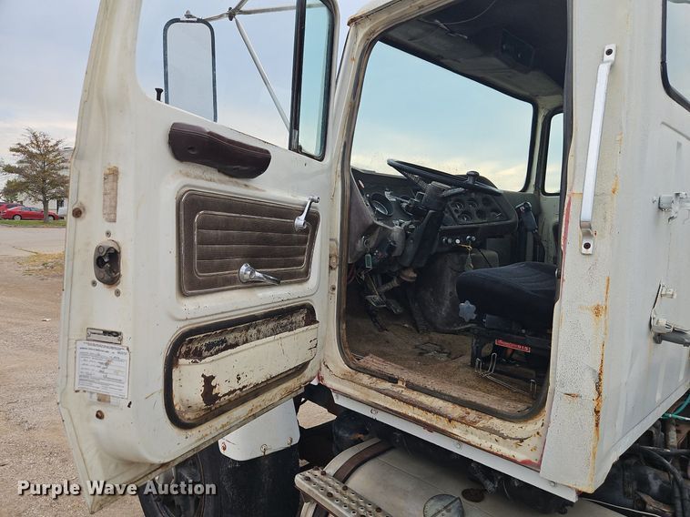 image for item EI3992 1978 Ford  9000 water truck