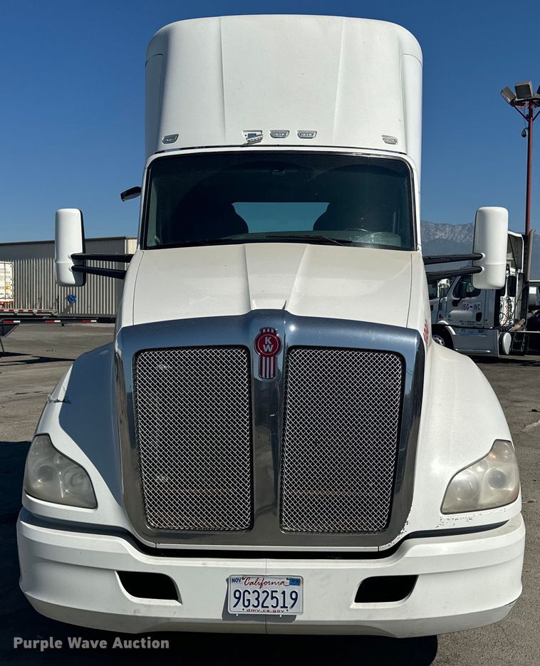image for item EI4027 2014 Kenworth T680 semi truck
