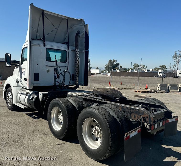 image for item EI4027 2014 Kenworth T680 semi truck