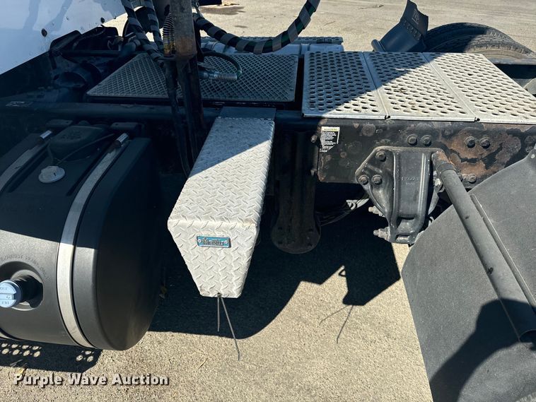 image for item EI4027 2014 Kenworth T680 semi truck