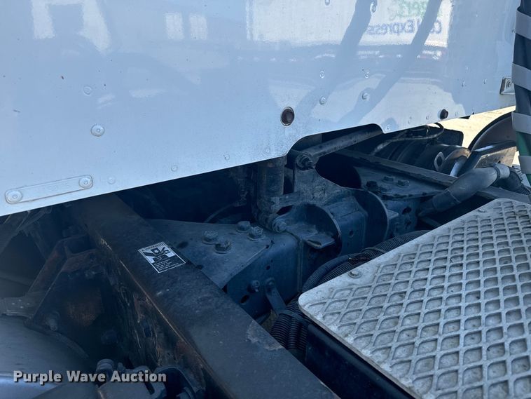 image for item EI4027 2014 Kenworth T680 semi truck