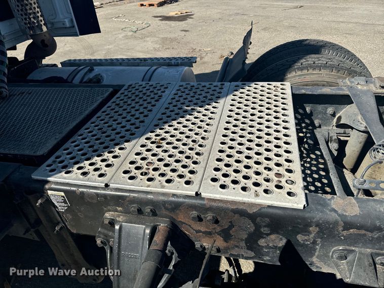 image for item EI4027 2014 Kenworth T680 semi truck