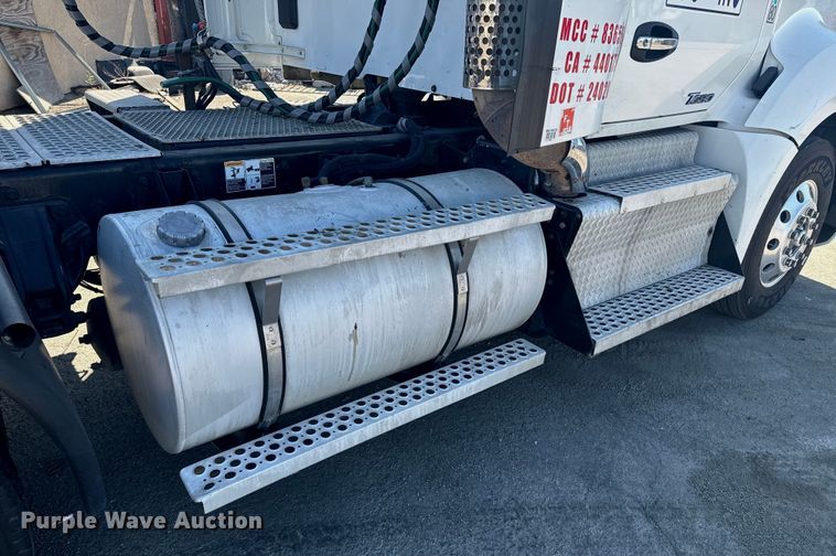 image for item EI4027 2014 Kenworth T680 semi truck