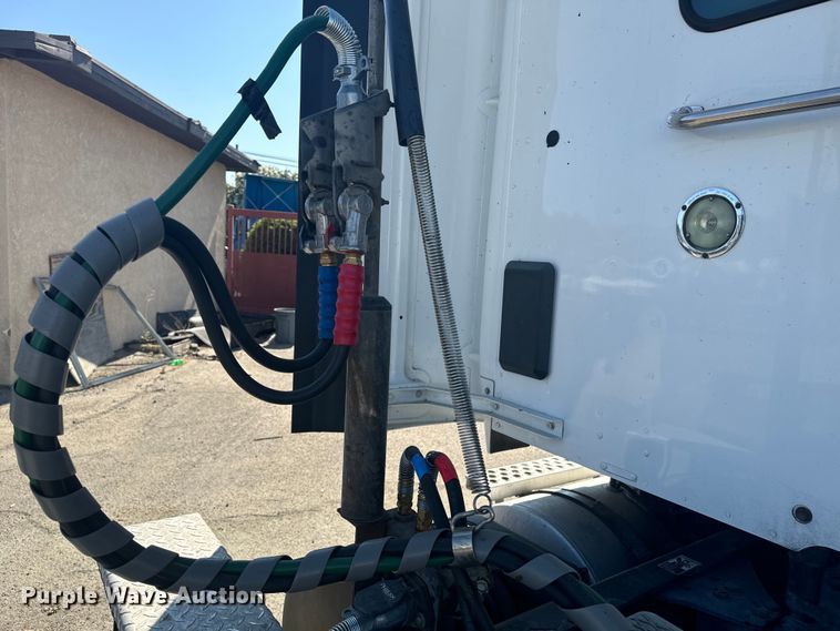 image for item EI4027 2014 Kenworth T680 semi truck