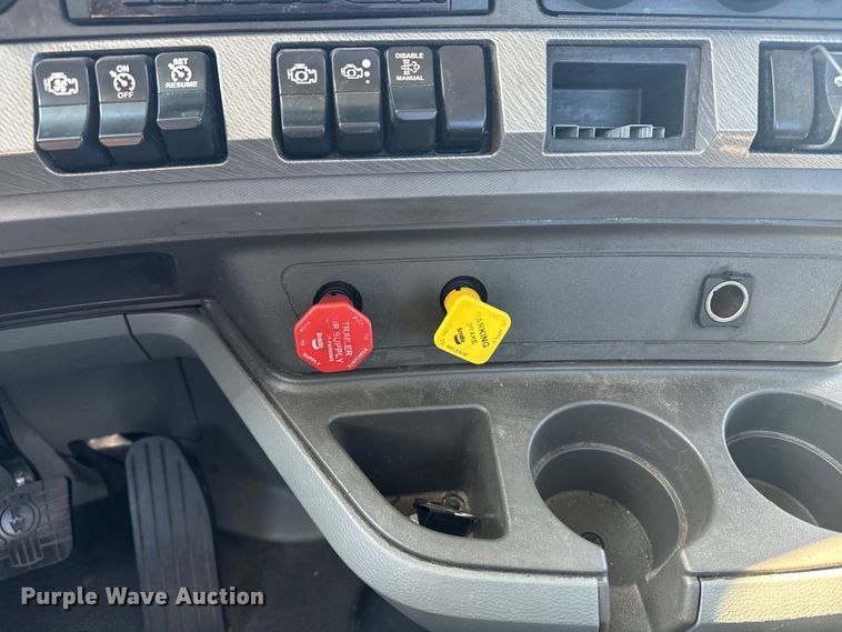 image for item EI4027 2014 Kenworth T680 semi truck