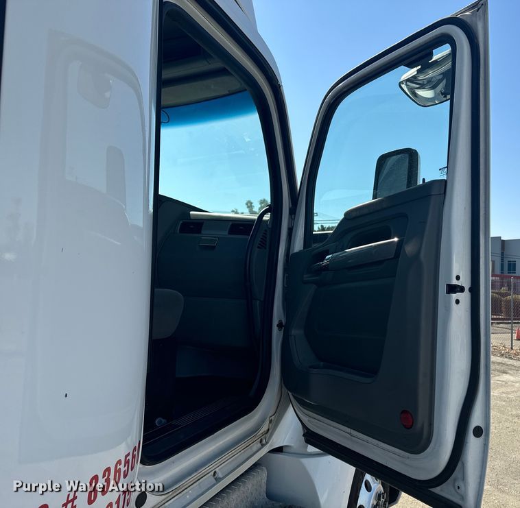 image for item EI4027 2014 Kenworth T680 semi truck