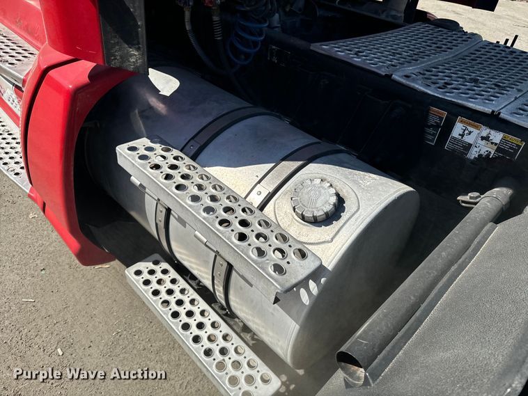 image for item EI4028 2014 Kenworth T660 semi truck