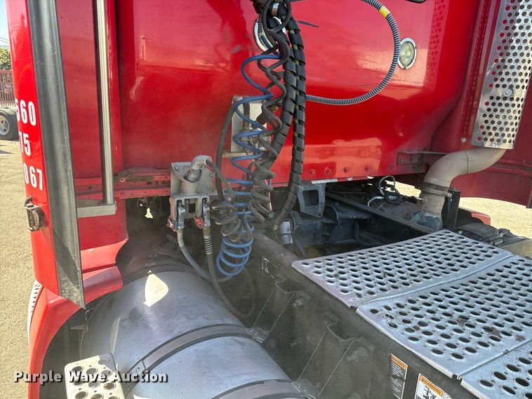 image for item EI4028 2014 Kenworth T660 semi truck