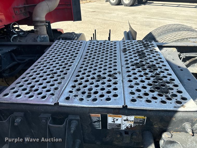 image for item EI4028 2014 Kenworth T660 semi truck