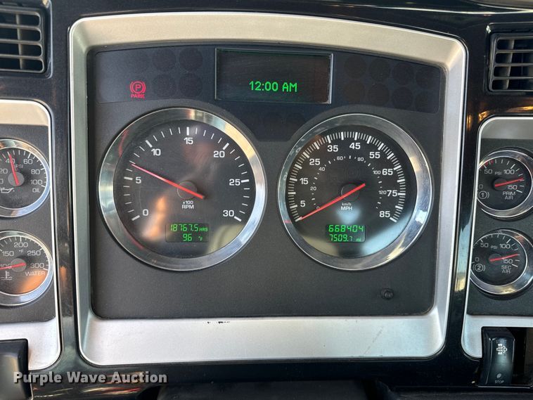 image for item EI4028 2014 Kenworth T660 semi truck