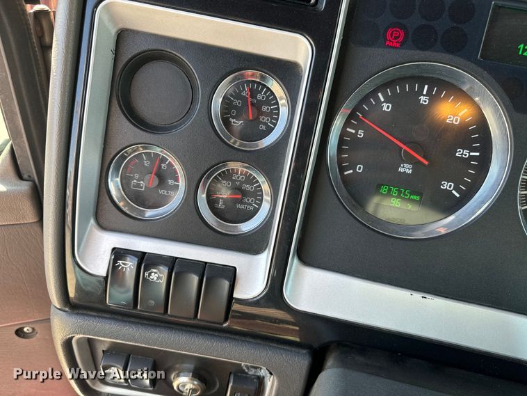 image for item EI4028 2014 Kenworth T660 semi truck