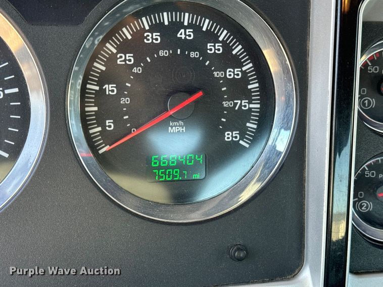 image for item EI4028 2014 Kenworth T660 semi truck