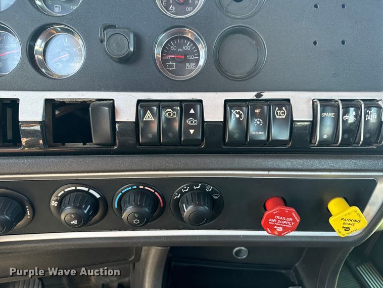 image for item EI4028 2014 Kenworth T660 semi truck