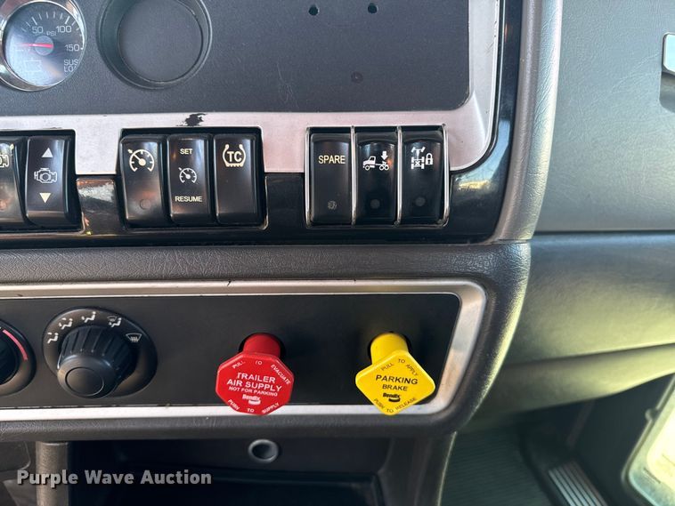 image for item EI4028 2014 Kenworth T660 semi truck