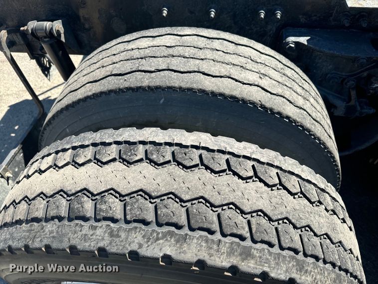 image for item EI4028 2014 Kenworth T660 semi truck