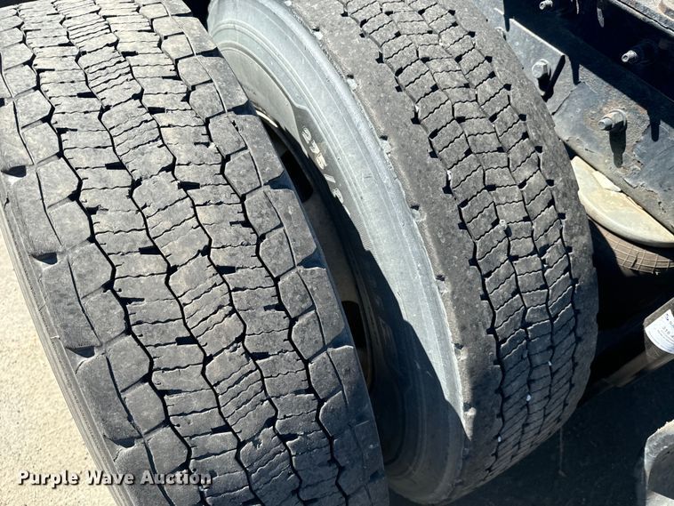 image for item EI4028 2014 Kenworth T660 semi truck