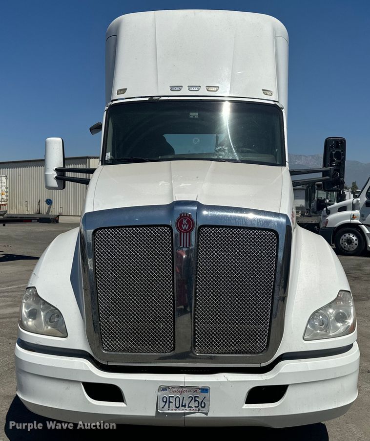 image for item EI4029 2014 Kenworth T680 semi truck