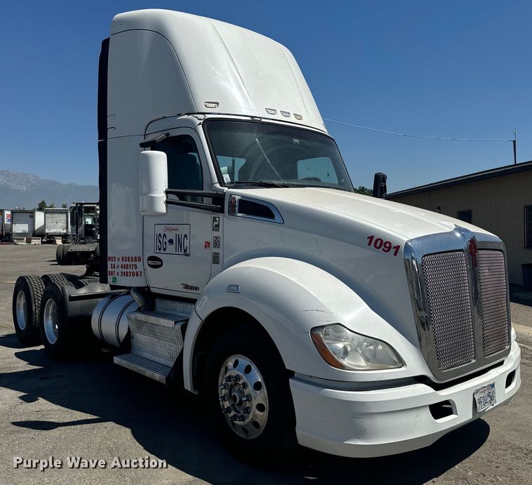 image for item EI4029 2014 Kenworth T680 semi truck