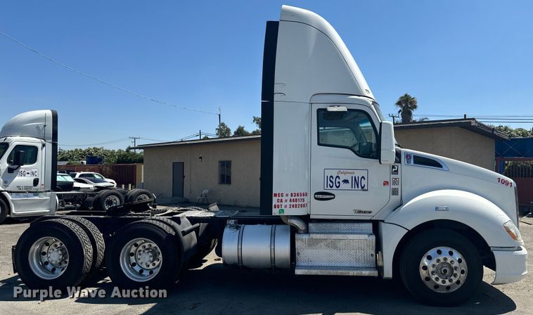 image for item EI4029 2014 Kenworth T680 semi truck