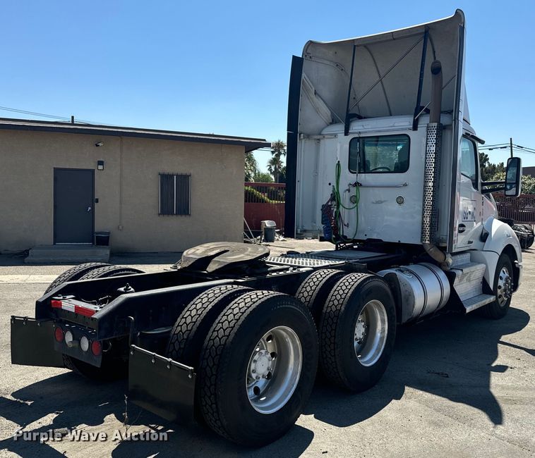image for item EI4029 2014 Kenworth T680 semi truck
