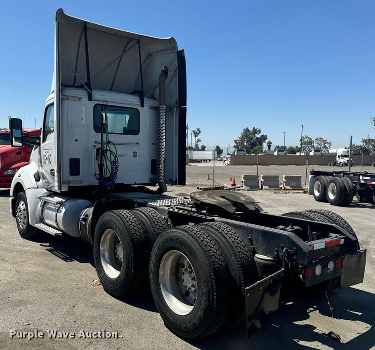 image for item EI4029 2014 Kenworth T680 semi truck