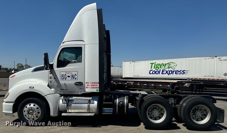 image for item EI4029 2014 Kenworth T680 semi truck
