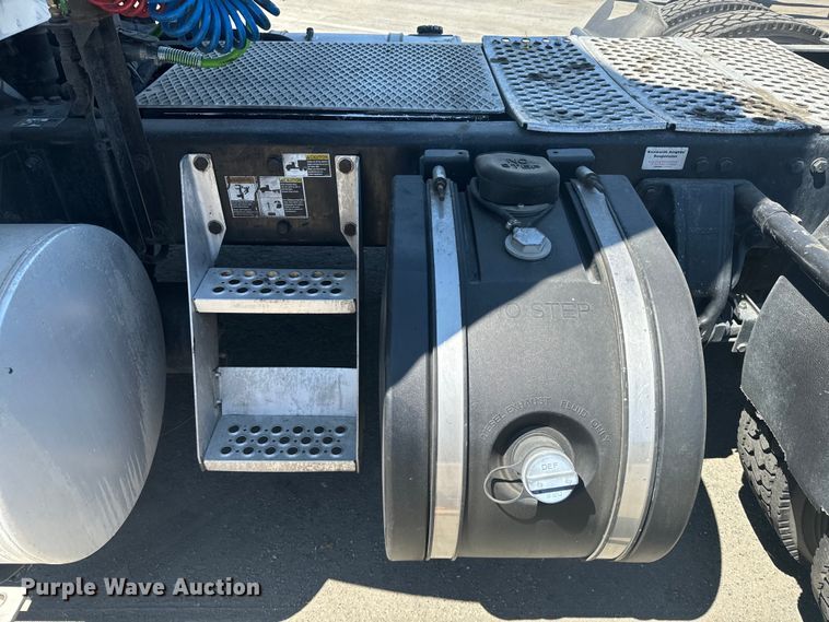 image for item EI4029 2014 Kenworth T680 semi truck