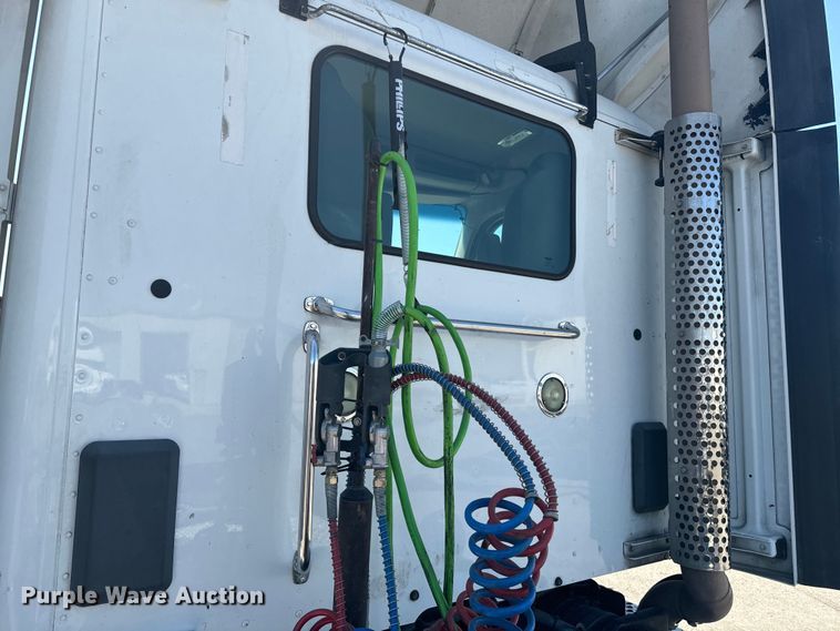 image for item EI4029 2014 Kenworth T680 semi truck