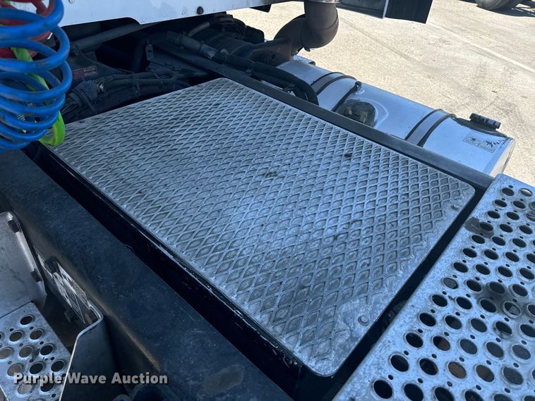 image for item EI4029 2014 Kenworth T680 semi truck