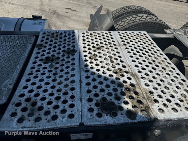 image for item EI4029 2014 Kenworth T680 semi truck