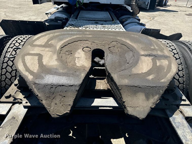 image for item EI4029 2014 Kenworth T680 semi truck