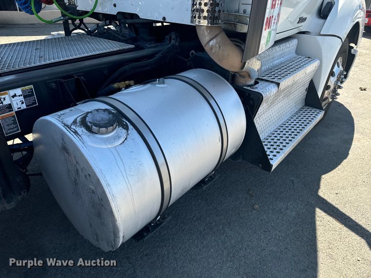 image for item EI4029 2014 Kenworth T680 semi truck