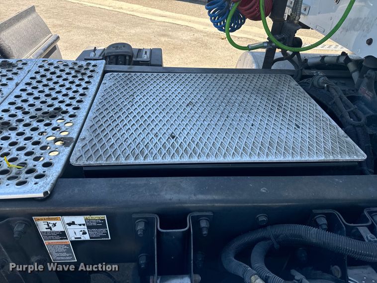 image for item EI4029 2014 Kenworth T680 semi truck