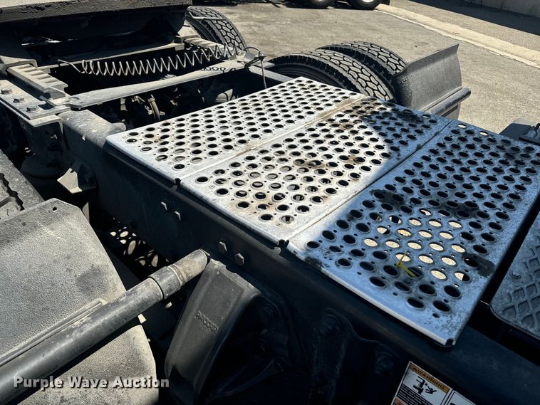 image for item EI4029 2014 Kenworth T680 semi truck