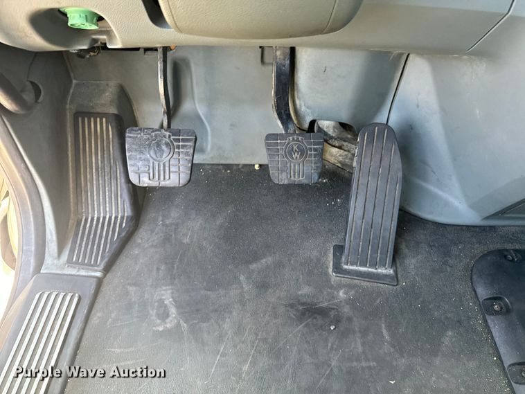 image for item EI4029 2014 Kenworth T680 semi truck