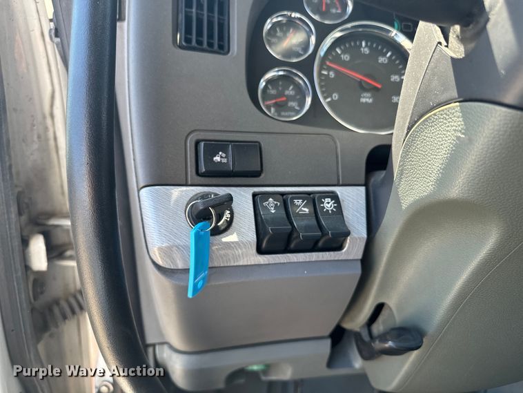 image for item EI4029 2014 Kenworth T680 semi truck